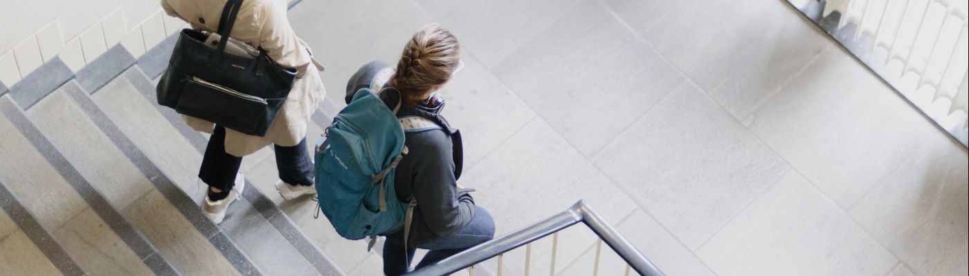 vrouwen in trappenhuis ziekenhuis umcg