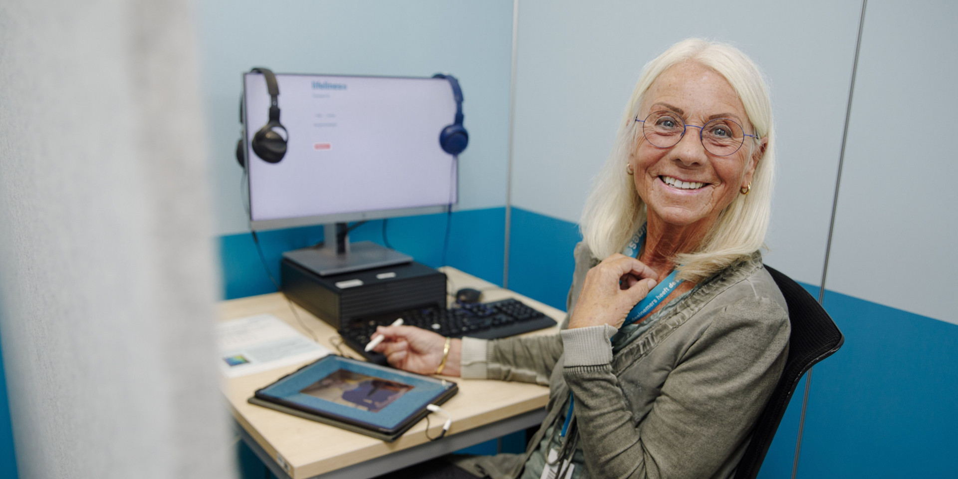 deelnemer achter computer