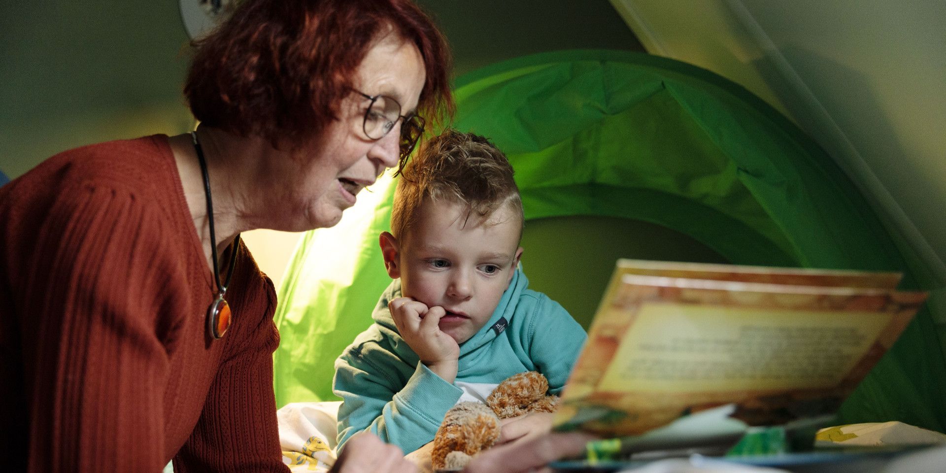 oma en kleinzoon lezen boek