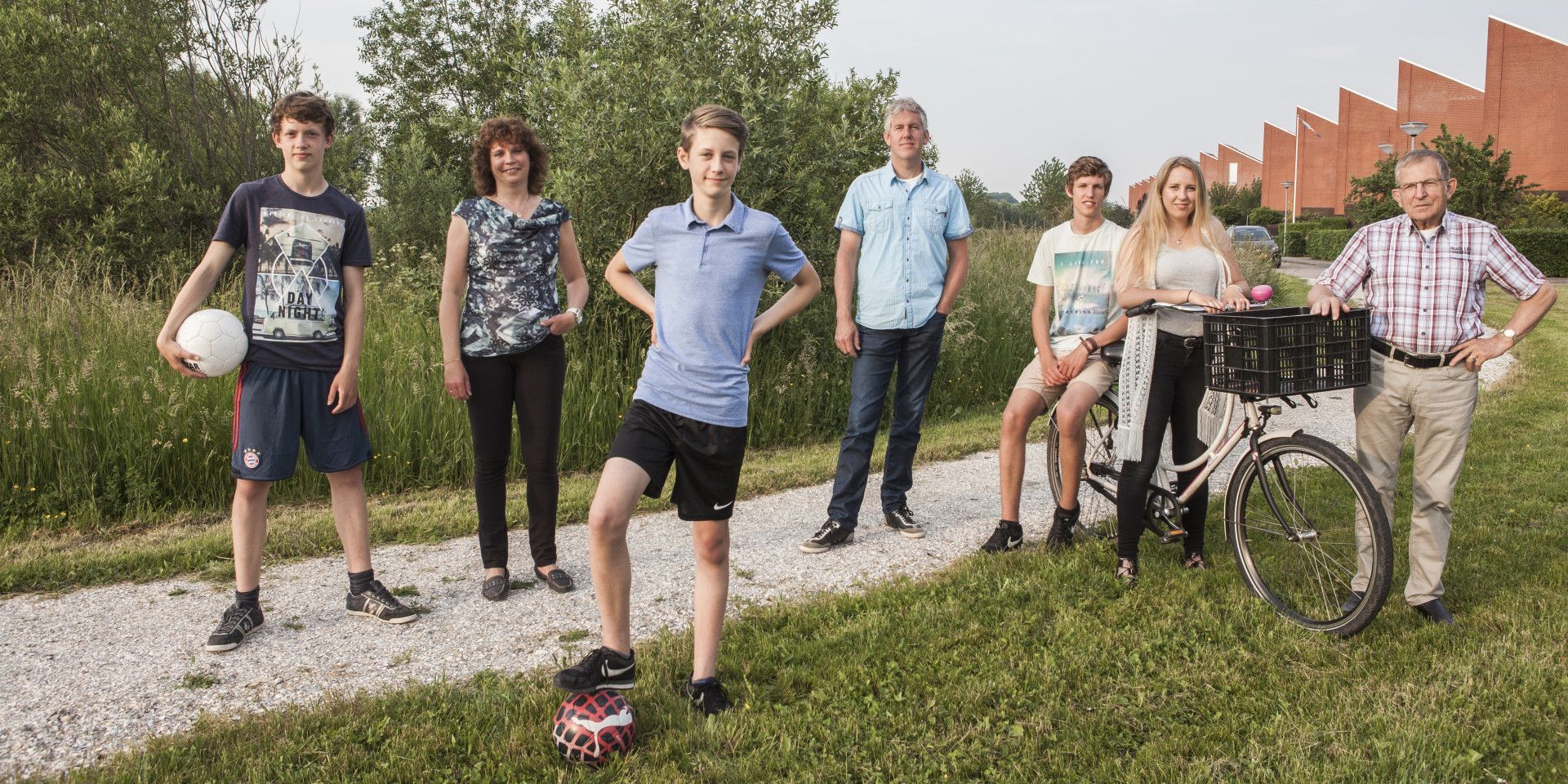 familie bij elkaar buiten