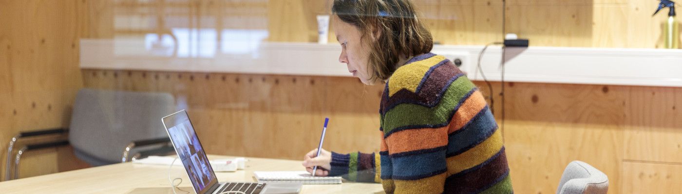medewerker lifelines op hoofdkantoor