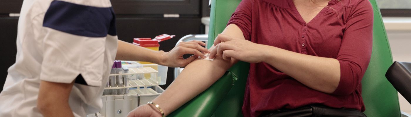 bloedprikken op onderzoekslocatie