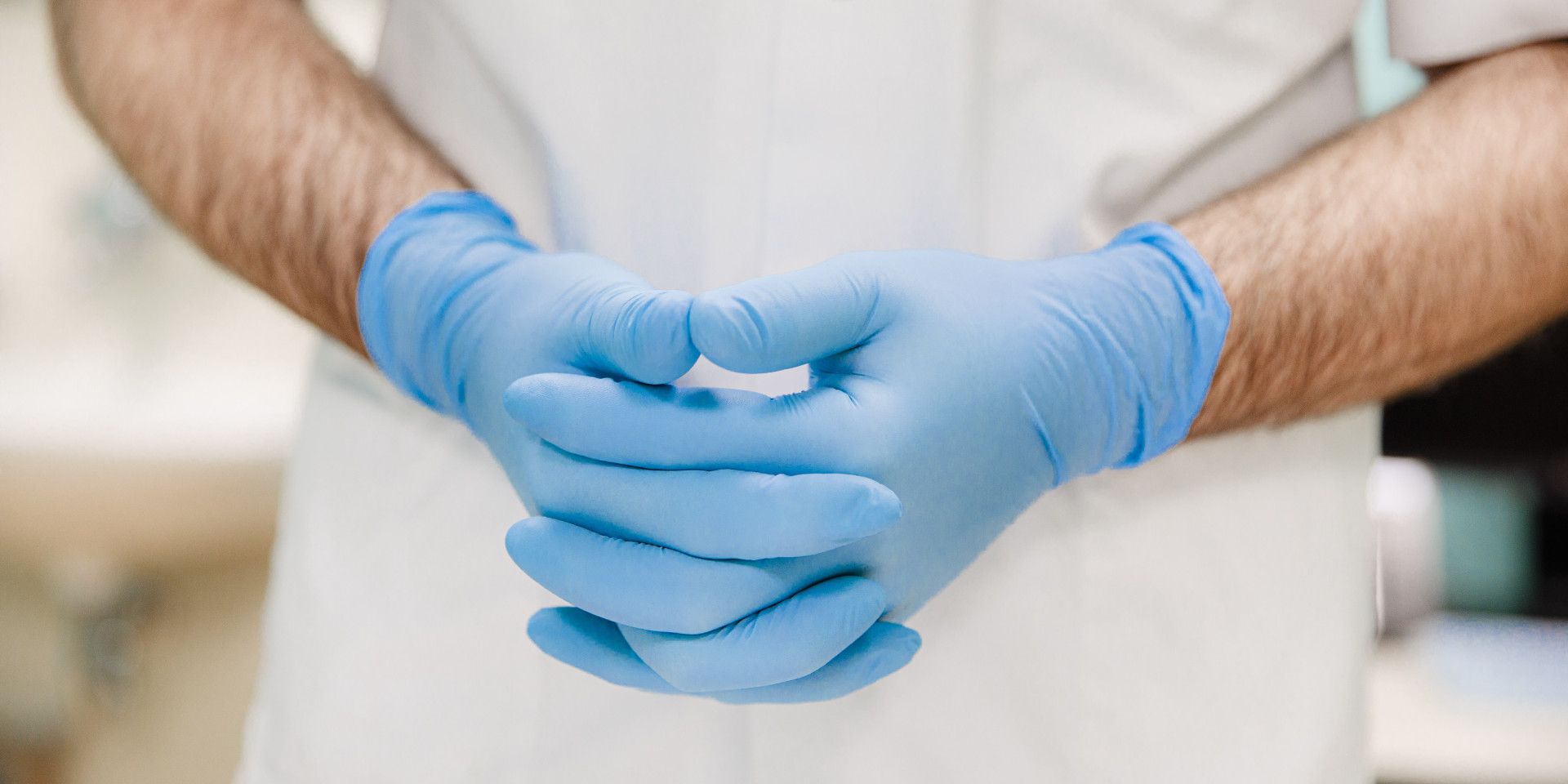 arts in ziekenhuis plastic handschoenen