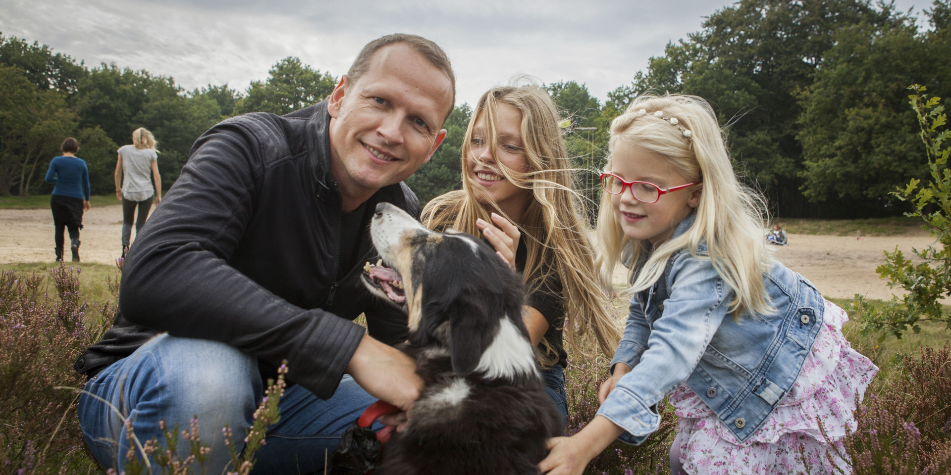 vader met kinderen en hond