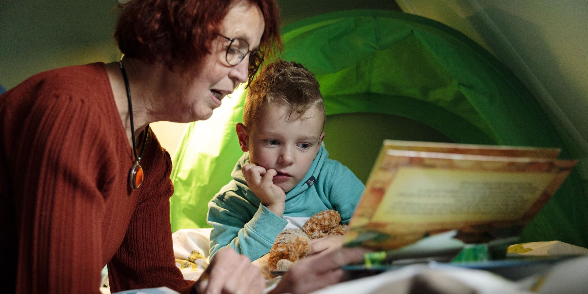 oma en kleinzoon lezen boek