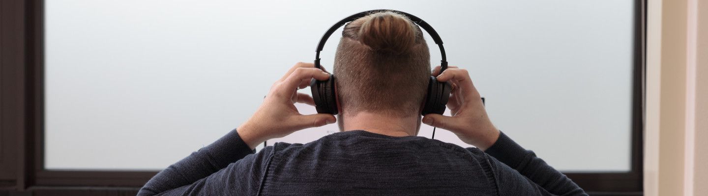 man met koptelefoon