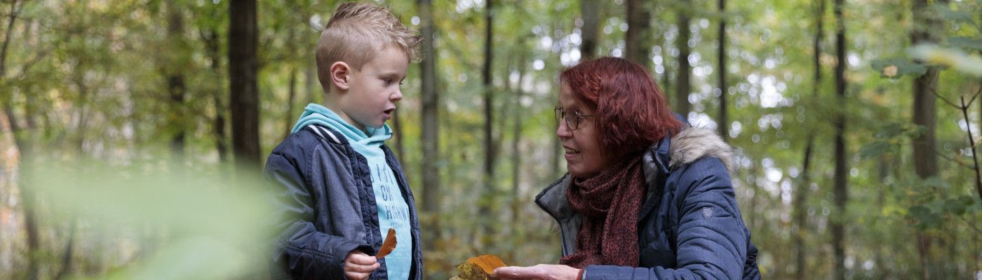 oma en kleinzoon in het bos